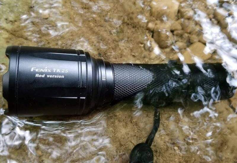 Тактический фонарь Fenix TK25R с дополнительным красным светом пригодится на охоте, рыбалке и в повседневной жизни